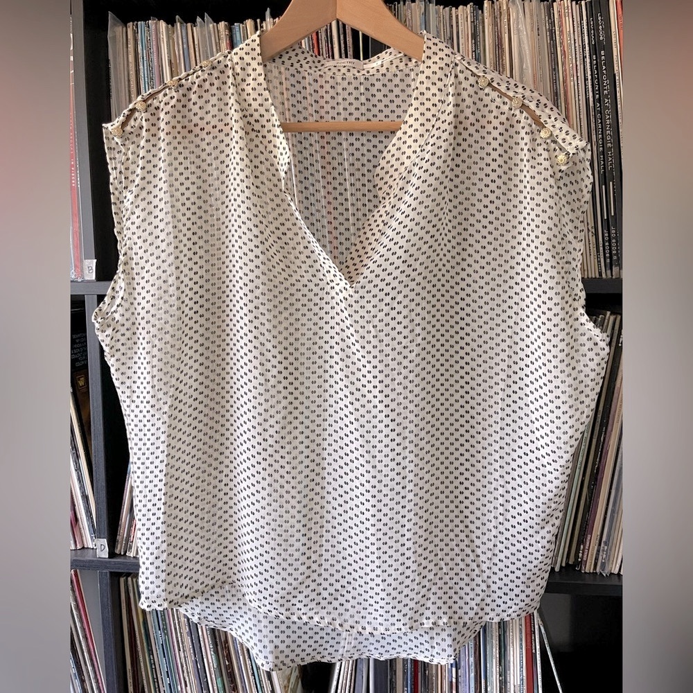 Sleeveless Blouse with small two dot prints